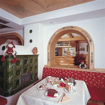 Imagen de la piscina del Hotel Ai Zirmes. Foto 12