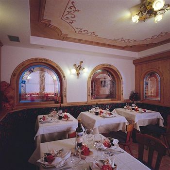 Imagen de los interiores del Hotel Ai Zirmes. Foto 9