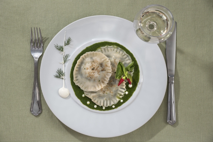 Imagen del bar/restaurante del Hotel Aigialos Luxury Traditional Settlement. Foto 2