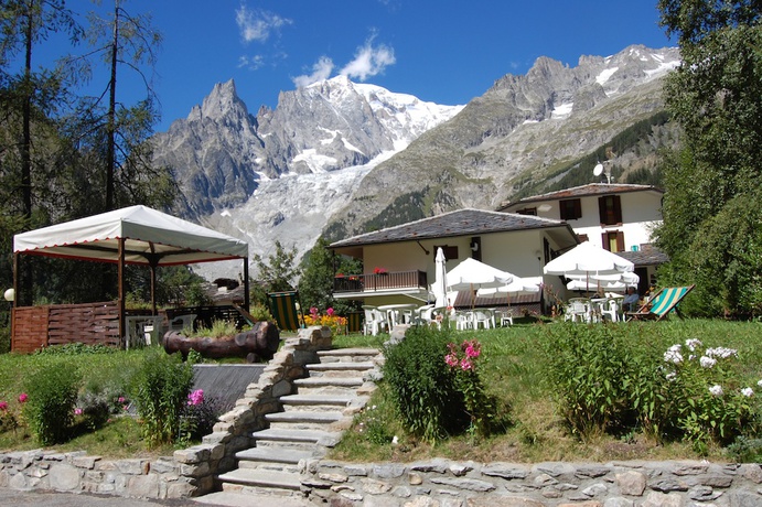 Imagen de los exteriores del Hotel Aigle. Foto 6