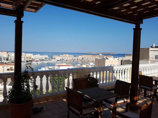 Imagen de la habitación del Hotel Aigli Syros. Foto 13