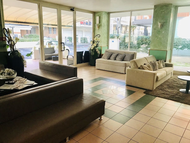 Imagen de los interiores del Hotel Aiglon, Rimini. Foto 19