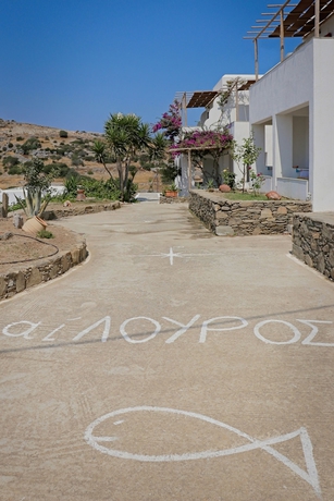Imagen de los exteriores del Hotel Ailouros summer hotel. Foto 17