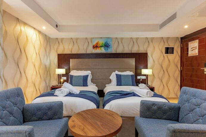 Imagen de la habitación del Hotel Ain Benian. Foto 14