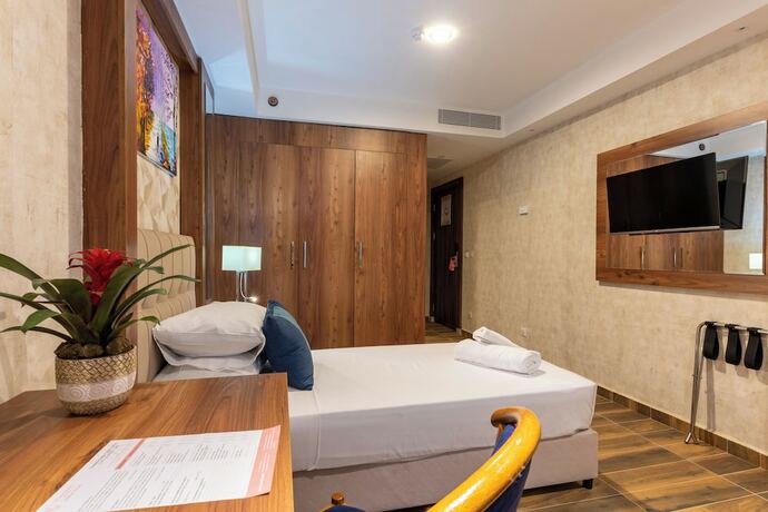 Imagen de la habitación del Hotel Ain Benian. Foto 16