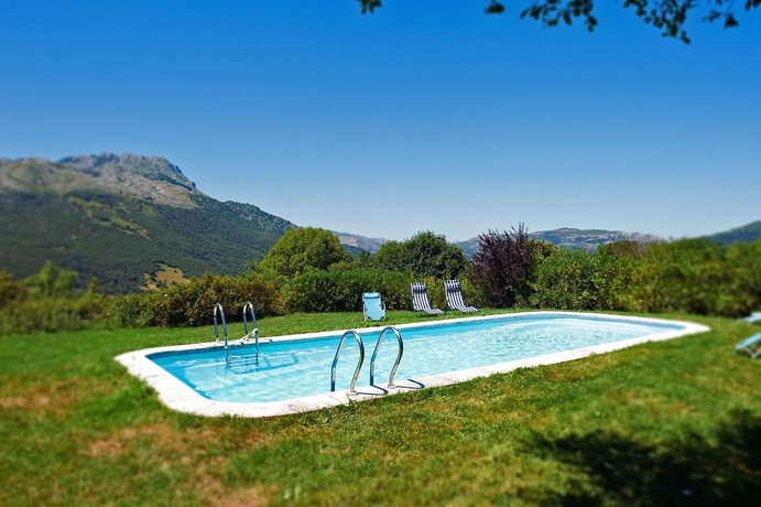 Imagen de la piscina del Hotel Aire De Ruesga. Foto 11