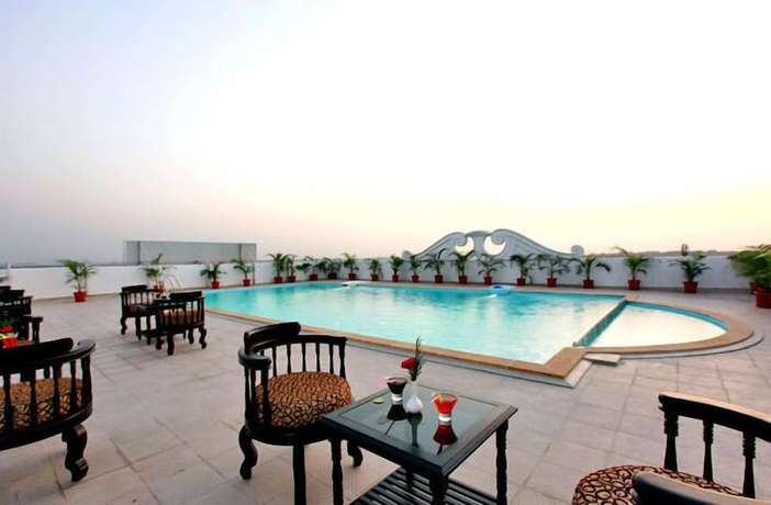 Imagen de la piscina del Hotel Airlink Castle. Foto 20