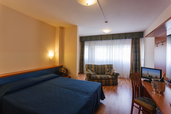 Imagen de la habitación del Hotel Airmotel. Foto 8