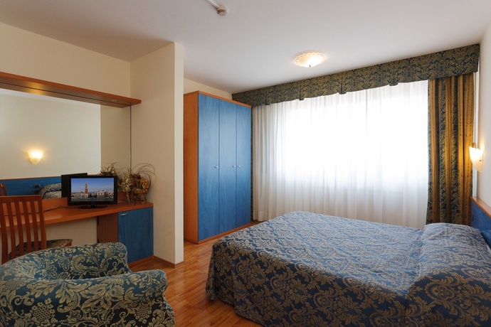 Imagen de la habitación del Hotel Airmotel. Foto 9