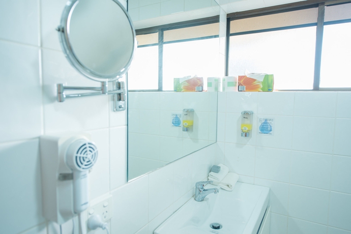 Imagen de la habitación del Hotel Airolodge International. Foto 13