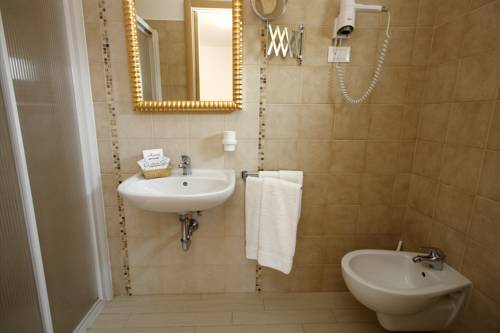 Imagen de la habitación del Hotel Airone, Cervia. Foto 5