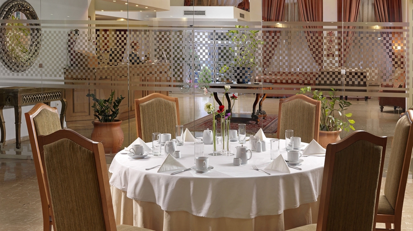 Imagen del bar/restaurante del Hotel Airotel Parthenon. Foto 3