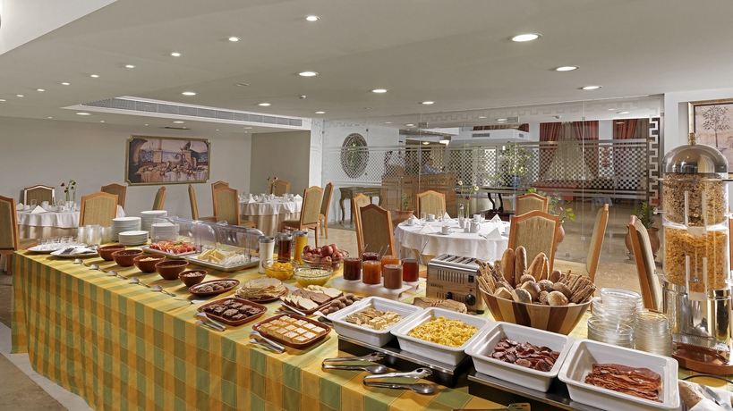 Imagen del bar/restaurante del Hotel Airotel Parthenon. Foto 4