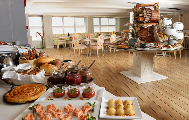 Imagen del bar/restaurante del Hotel Airotel Stratos Vassilikos. Foto 2