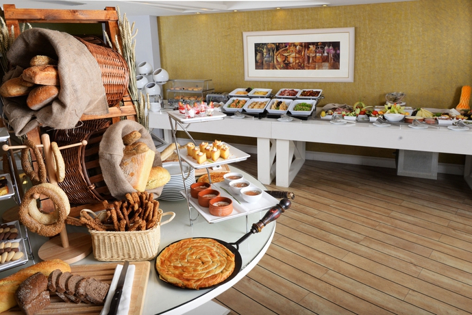 Imagen del bar/restaurante del Hotel Airotel Stratos Vassilikos. Foto 3