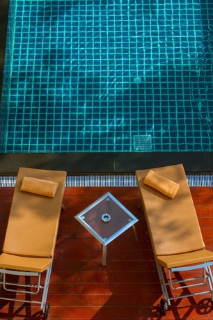 Imagen de la piscina del Hotel Airport Beach Hotel Phuket. Foto 16