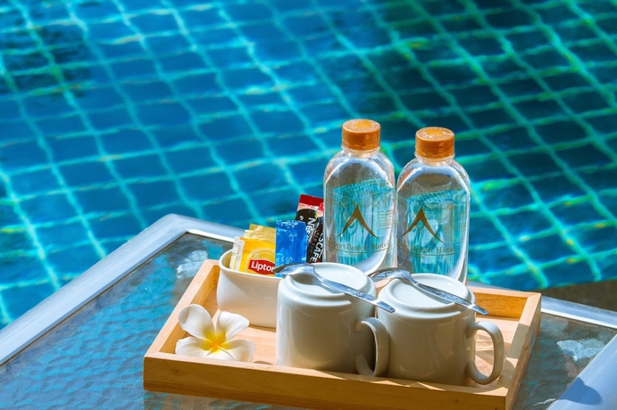 Imagen de la piscina del Hotel Airport Beach Hotel Phuket. Foto 17