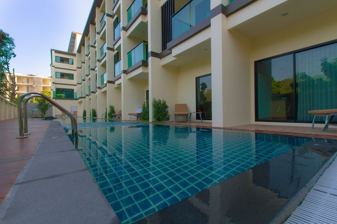 Imagen de la piscina del Hotel Airport Beach Hotel Phuket. Foto 18