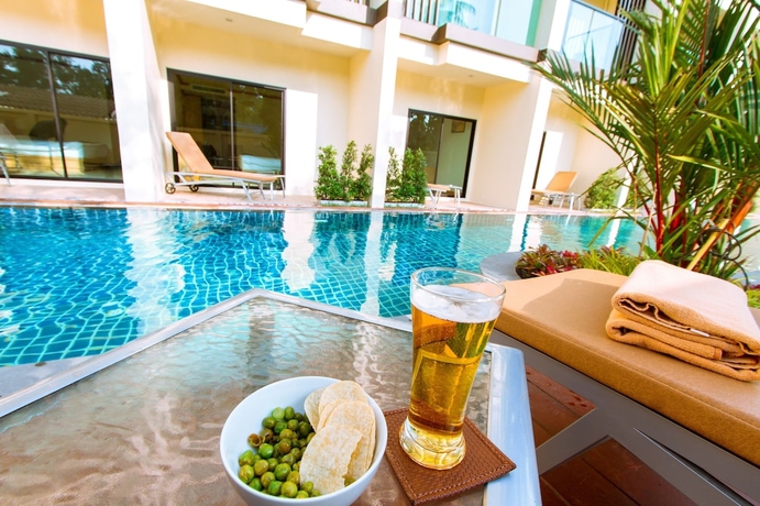 Imagen de la piscina del Hotel Airport Beach Hotel Phuket. Foto 19