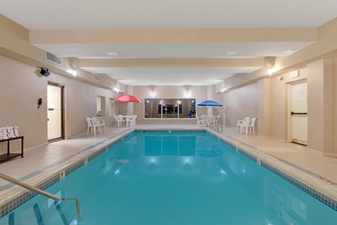 Imagen de la piscina del Hotel Airport Lodging Inc.. Foto 16