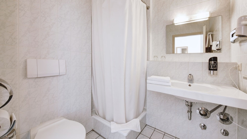 Imagen de la habitación del Hotel Airport Stetten. Foto 18