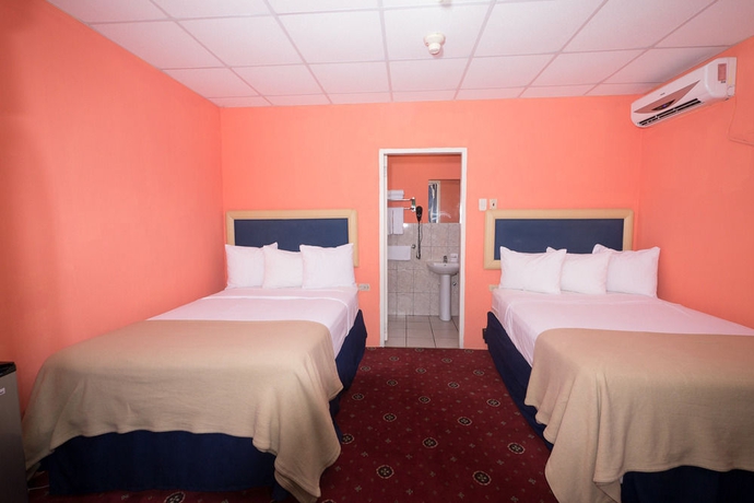 Imagen de la habitación del Hotel Airport Suites. Foto 2