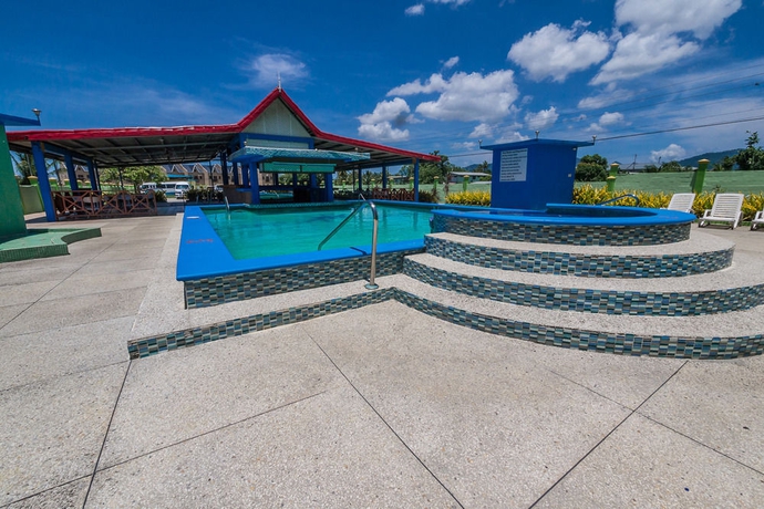 Imagen de la piscina del Hotel Airport Suites. Foto 8