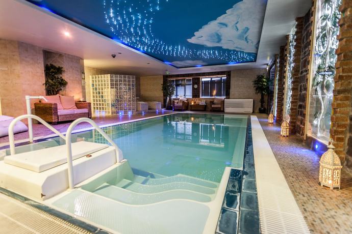 Imagen de la piscina del Hotel Airport View and Secret Spa. Foto 20