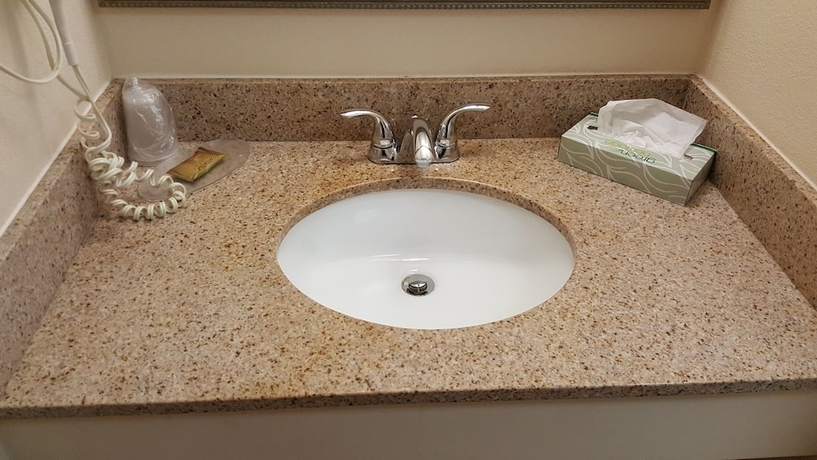 Imagen de la habitación del Hotel Airport Waterfront Inn. Foto 4