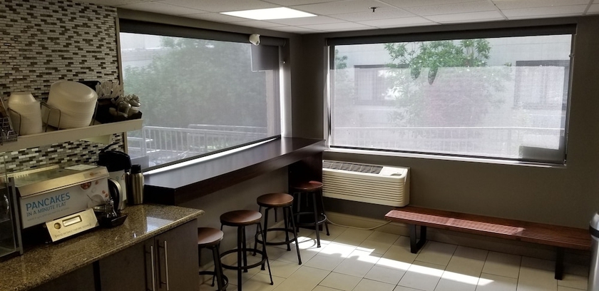Imagen de los interiores del Hotel Airport Waterfront Inn. Foto 18