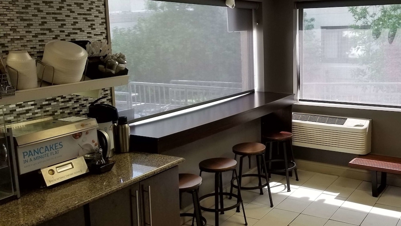 Imagen de los interiores del Hotel Airport Waterfront Inn. Foto 19