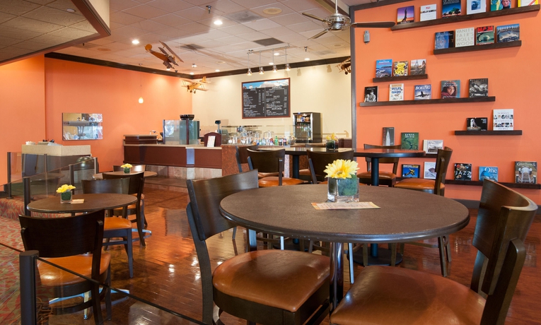 Imagen del bar/restaurante del Hotel Airtel Plaza. Foto 5