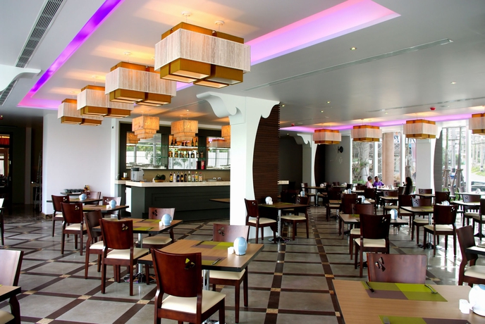 Imagen del bar/restaurante del Hotel Aiyara Grand. Foto 2