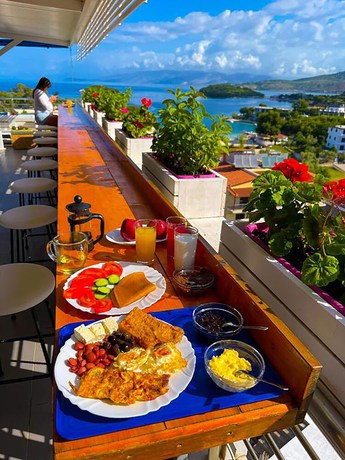 Imagen del bar/restaurante del Hotel Ajden by Mira Mare. Foto 2