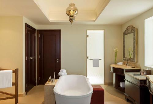 Imagen de la habitación del Hotel Ajman Saray, A Luxury Collection Resort, Ajman. Foto 10