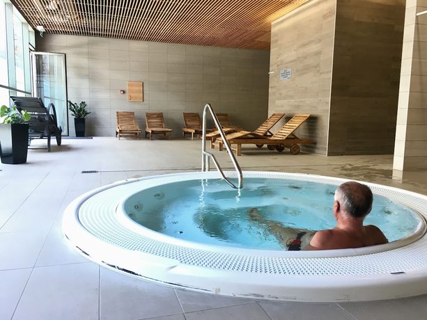 Imagen de la piscina del Hotel Akad&eacute;mia. Foto 18