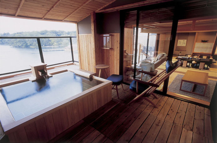 Imagen de la piscina del Hotel Akan Tsuruga Bessou Hinanoza. Foto 15