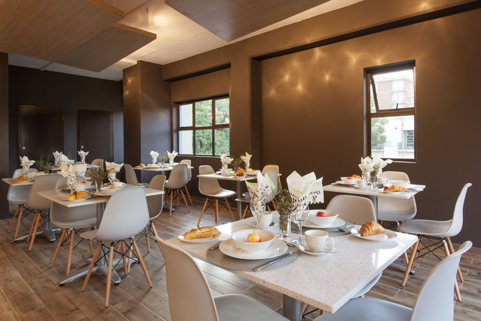 Imagen del bar/restaurante del Hotel Akanani Apartments. Foto 6