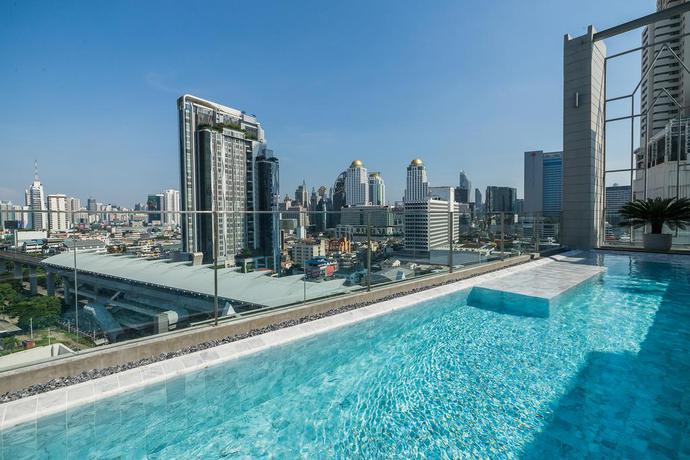 Imagen de la piscina del Hotel Akara Bangkok. Foto 22