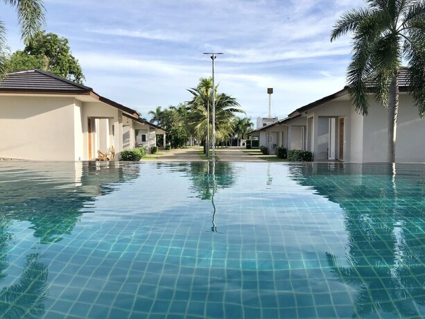 Imagen de la piscina del Hotel Akard Private Villas Sattahip. Foto 31