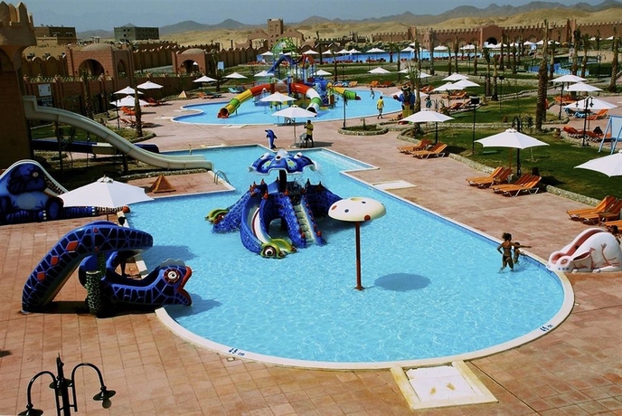 Imagen de la piscina del Hotel Akassia Swiss Resort. Foto 15