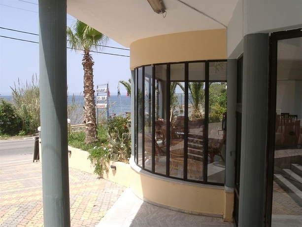 Imagen de los exteriores del Hotel Akasti. Foto 10