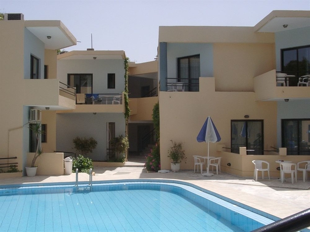 Imagen de la piscina del Hotel Akasti. Foto 16