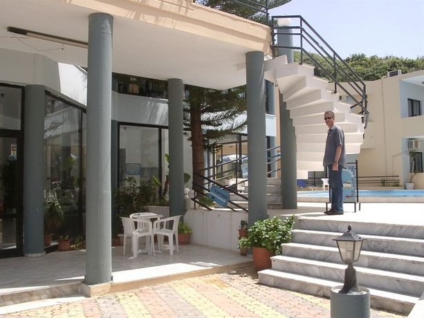 Imagen de los exteriores del Hotel Akasti. Foto 13