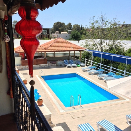 Imagen de la piscina del Hotel Akay. Foto 19