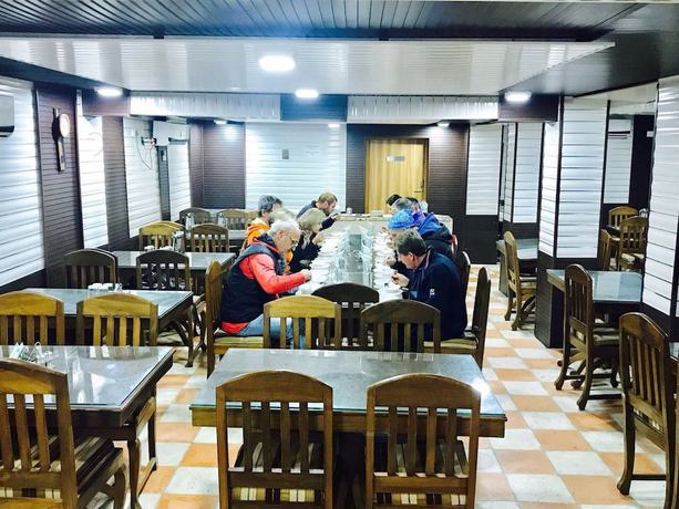 Imagen del bar/restaurante del Hotel Akbar Sonamarg. Foto 5