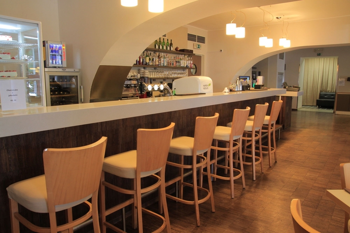 Imagen del bar/restaurante del Hotel Akcent. Foto 8