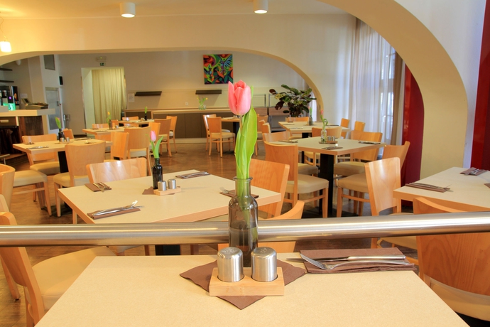 Imagen del bar/restaurante del Hotel Akcent. Foto 10