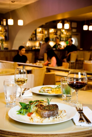 Imagen del bar/restaurante del Hotel Akcent. Foto 11