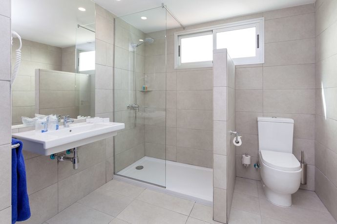 Imagen de la habitación del Hotel Akeah Broncemar. Foto 8